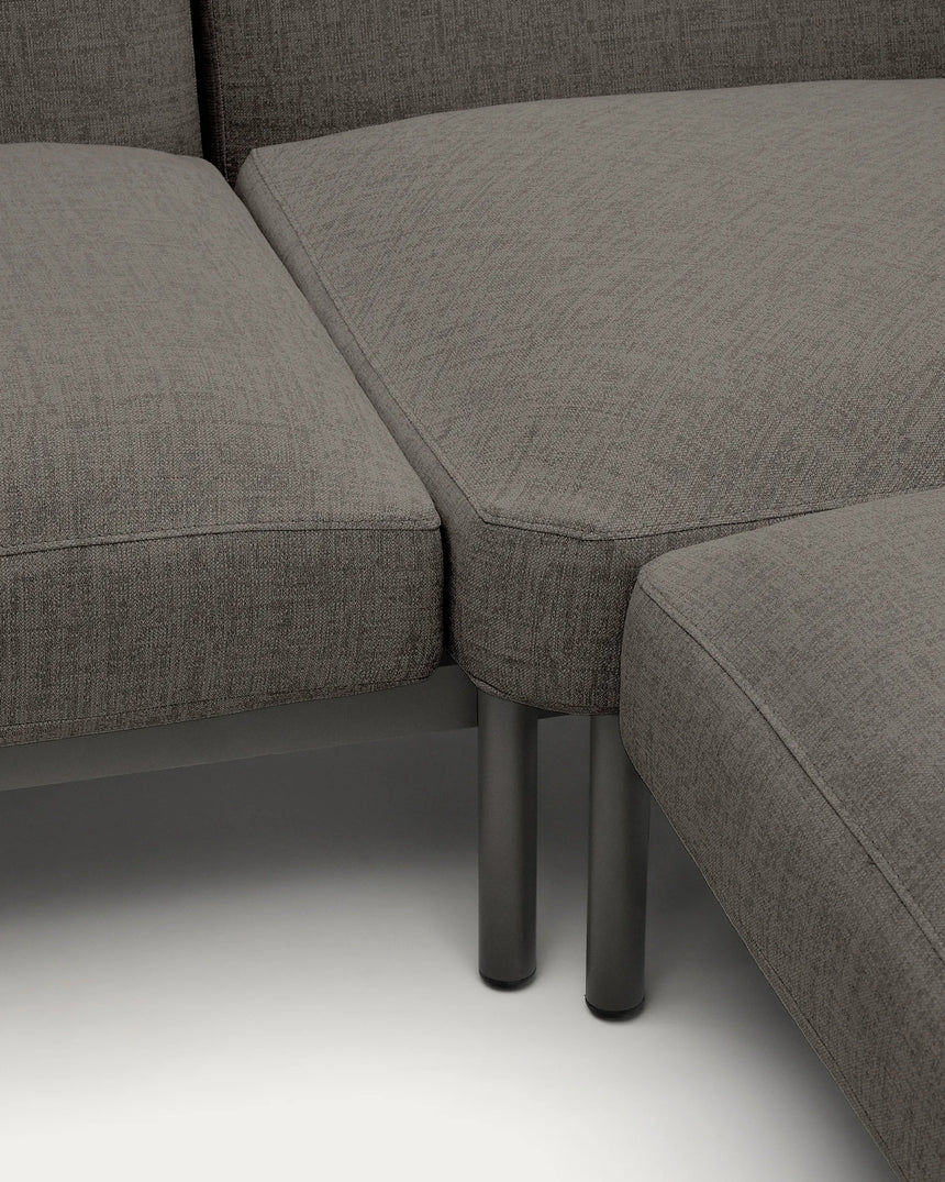 Modulares Outdoor-Ecksofa Sorells mit 5 Sitzplätzen mit grauer Polsterung und grauem Aluminium, mit Tischen aus Teakholz, 277 x 446 cm, FSC 100 % von Kave Home – Produktbild 2