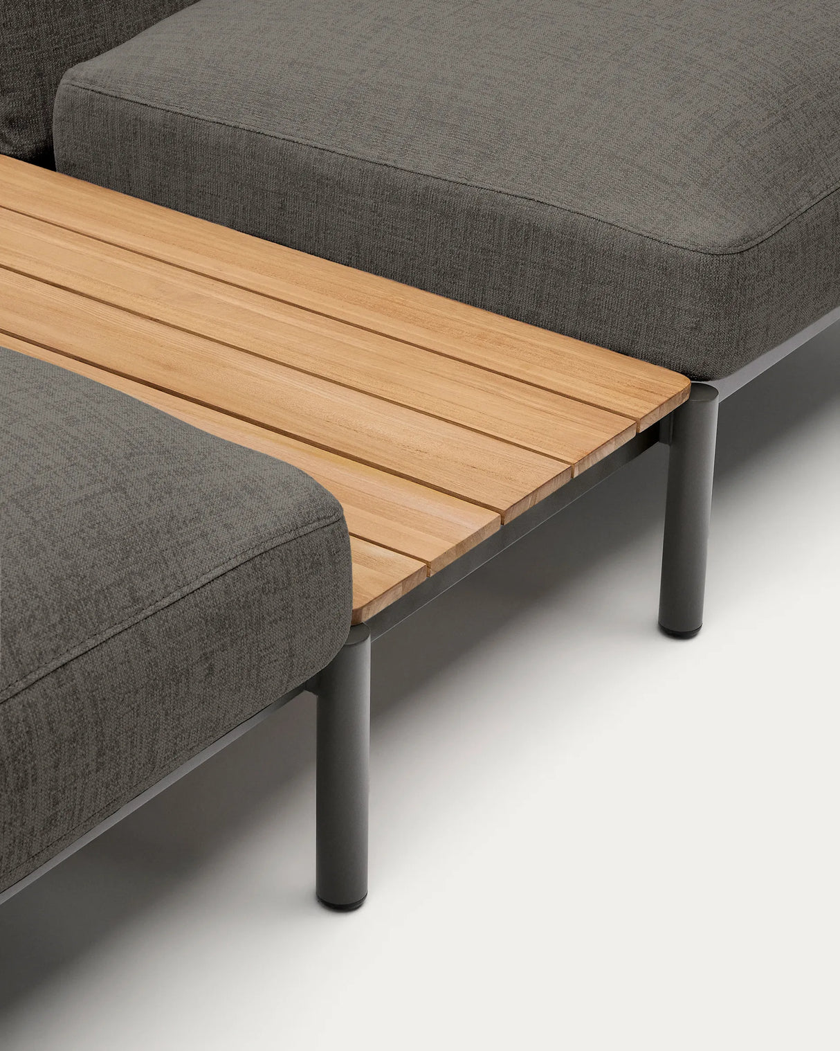 Modulares Outdoor-Ecksofa Sorells mit 5 Sitzplätzen mit grauer Polsterung und grauem Aluminium, mit Tischen aus Teakholz, 277 x 446 cm, FSC 100 % von Kave Home – Produktbild 3