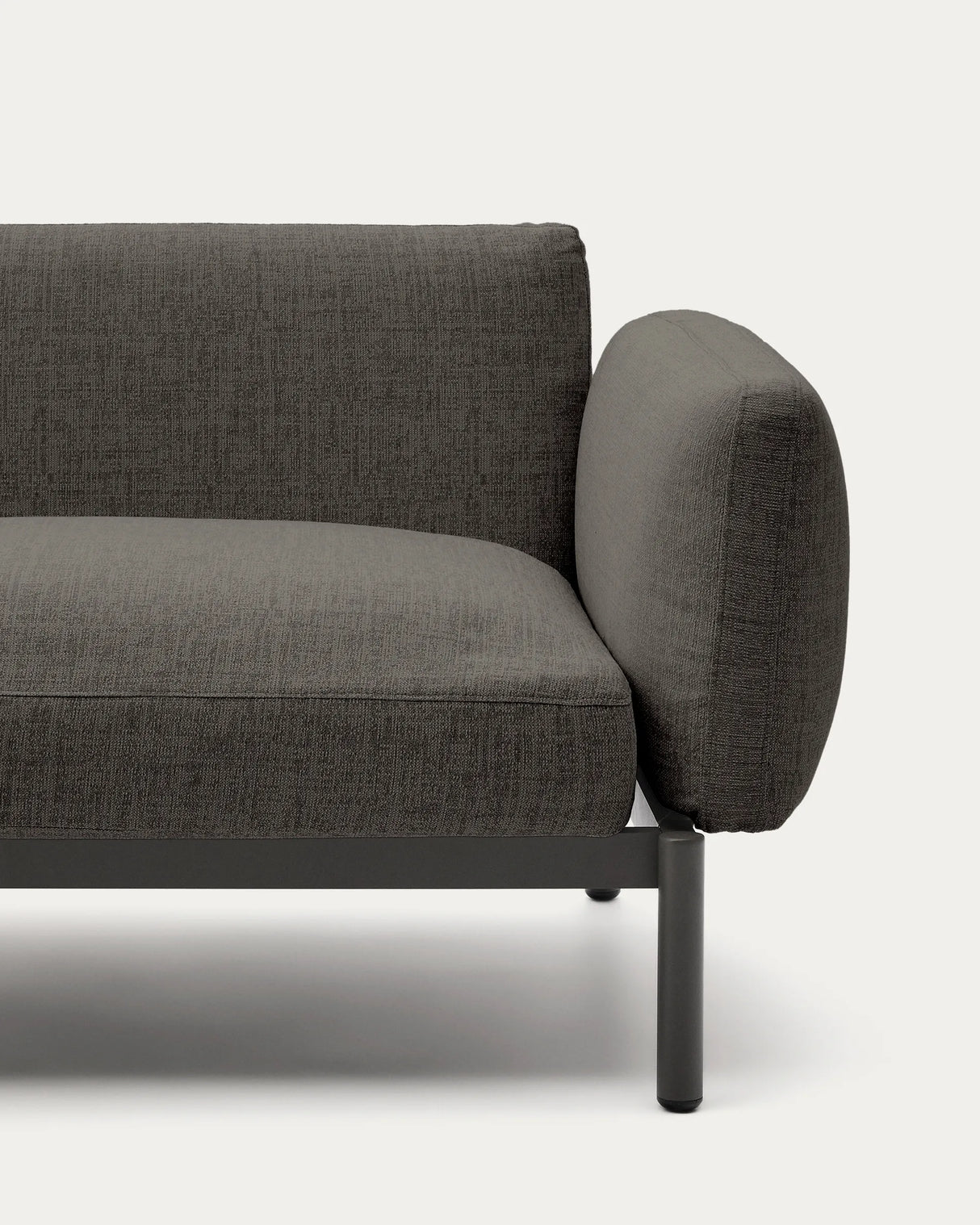 Modulares Outdoor-Ecksofa Sorells mit 5 Sitzplätzen mit grauer Polsterung und grauem Aluminium, mit Tischen aus Teakholz, 277 x 446 cm, FSC 100 % von Kave Home – Produktbild 4