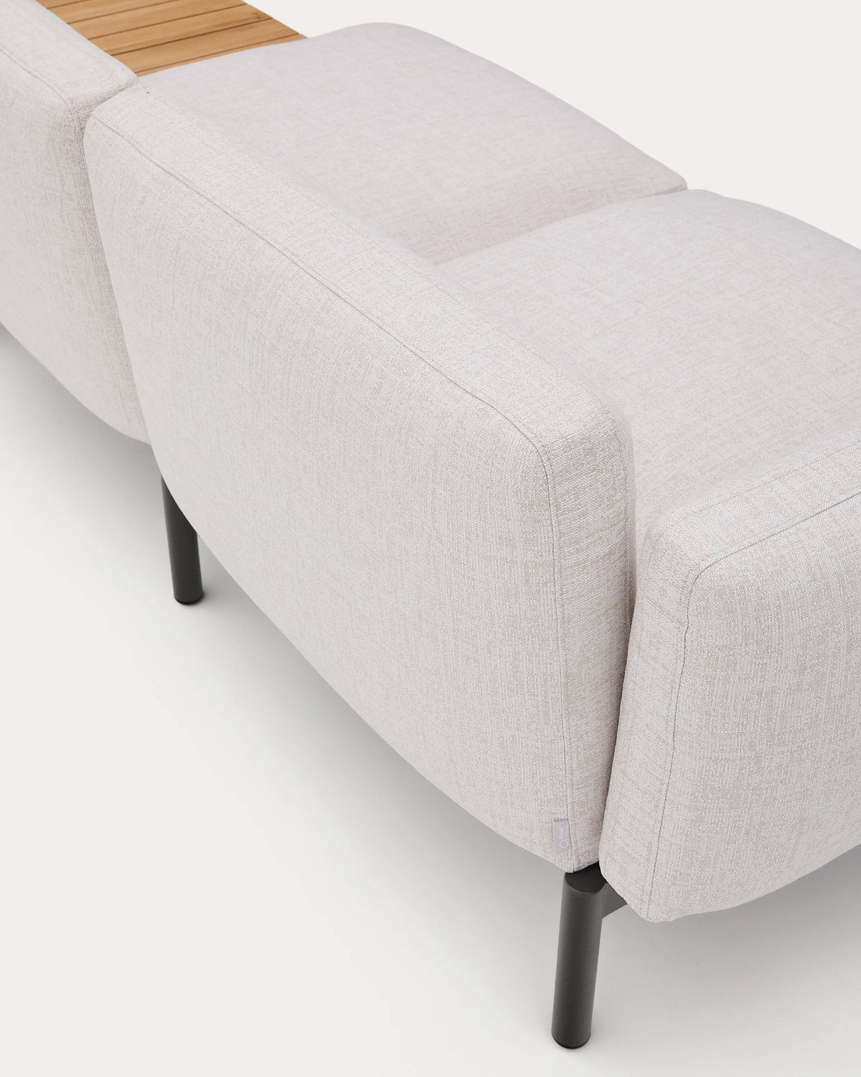 Modulares Outdoor-Sofa Sorells mit 3 Sitzplätzen mit beigefarbener Polsterung und grauem Aluminium, mit Tisch aus Teakholz, 341 x 113 cm, FSC 100 % von Kave Home – Produktbild 1