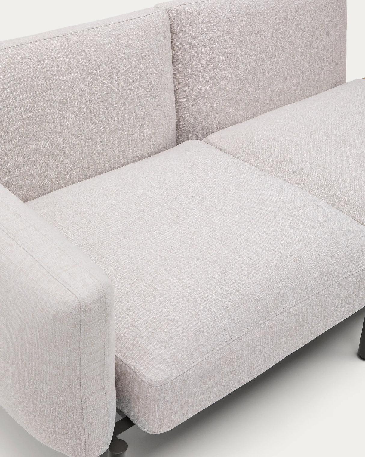 Modulares Outdoor-Sofa Sorells mit 3 Sitzplätzen mit beigefarbener Polsterung und grauem Aluminium, mit Tisch aus Teakholz, 341 x 113 cm, FSC 100 % von Kave Home – Produktbild 2