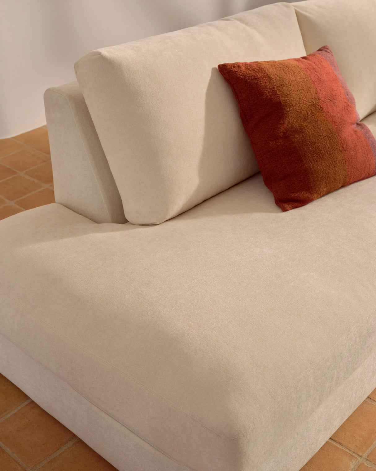 Modulares Sofa Alea für 5 Personen mit abnehmbarem Bezug aus Chenille mit Chaiselongue rechts in Ecru, 340 cm von Kave Home – Produktbild 3