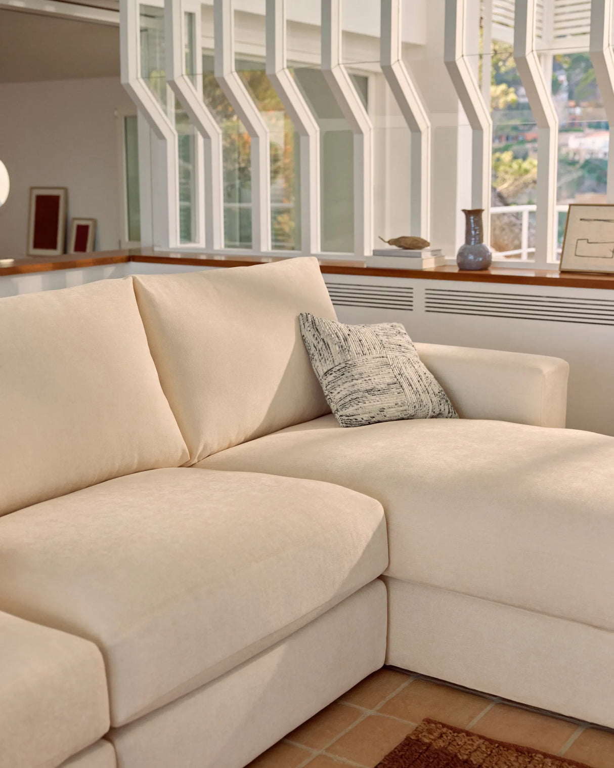 Modulares Sofa Alea für 5 Personen mit abnehmbarem Bezug aus Chenille mit Chaiselongue rechts in Ecru, 340 cm von Kave Home – Produktbild 5