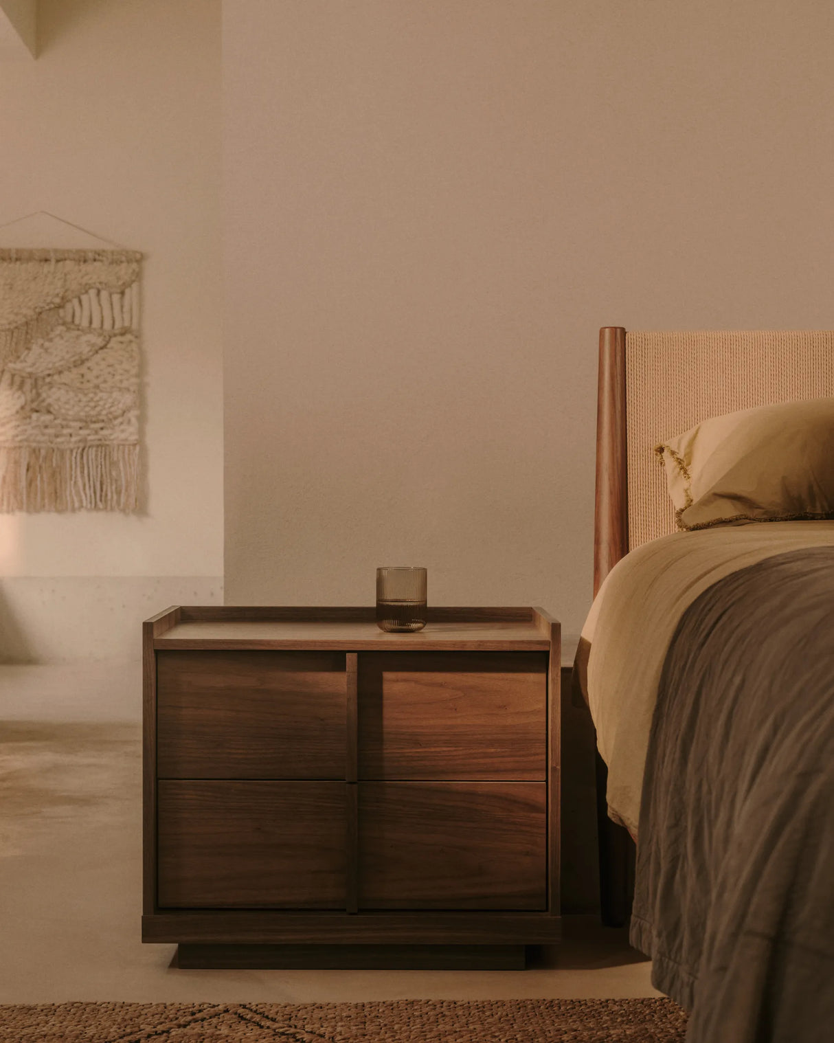 Nachttisch Onix 2 Schubladen aus Walnussfurnier dunkles Finish 60 x 47 cm FSC Mix Credit von Kave Home – Produktbild 4