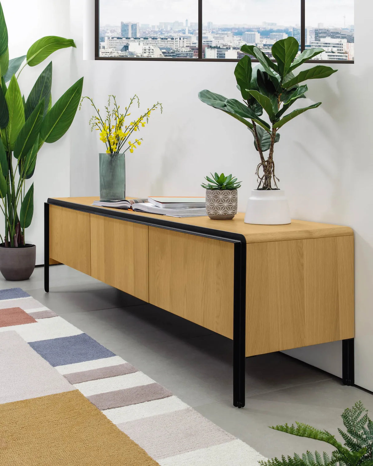 Nadyria TV-Schrank 3 Türen Eichenfurnier und Stahl mit schwarzem Finish 180 x 50 cm von Kave Home – Produktbild 2