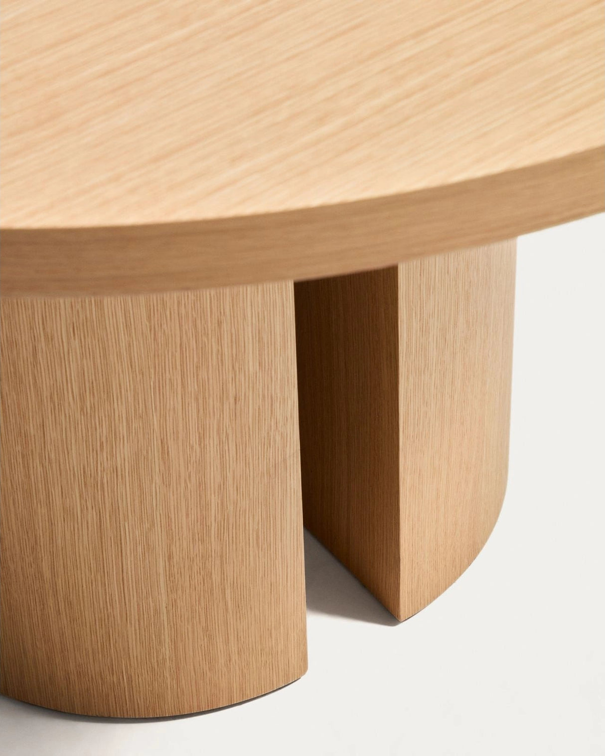 Nealy runder Tisch aus Eichenfurnier mit naturfarbenem Finish Ø 120 cm von Kave Home – Bild 5