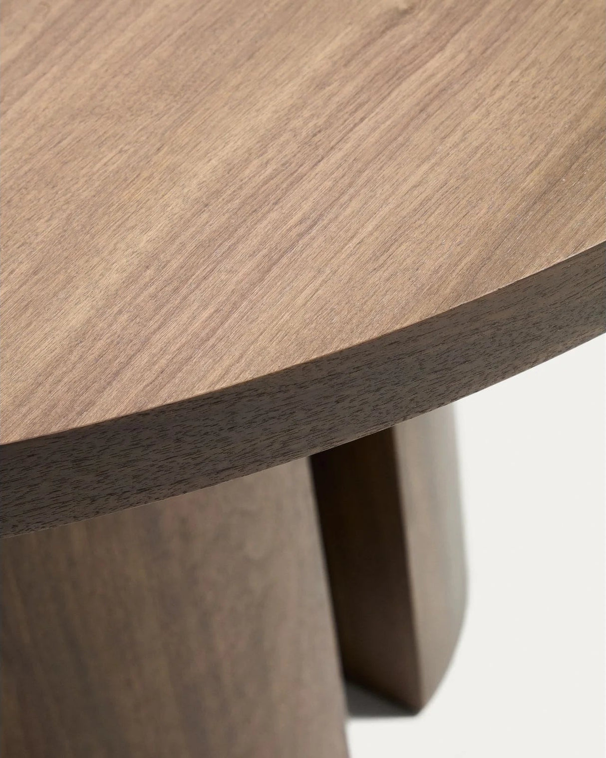 Nealy runder Tisch aus Nussbaumfurnier mit dunklem Finish Ø 120 cm von Kave Home – Bild 6