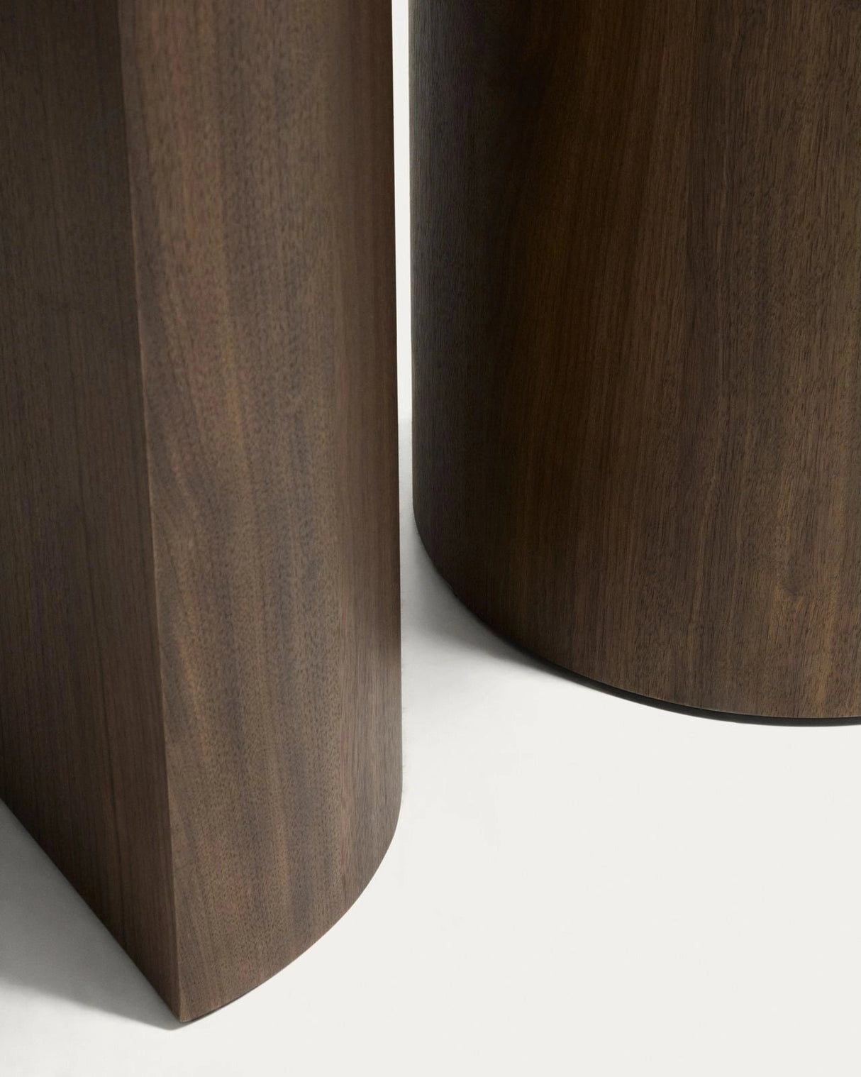 Nealy runder Tisch aus Nussbaumfurnier mit dunklem Finish Ø 120 cm von Kave Home – Bild 8