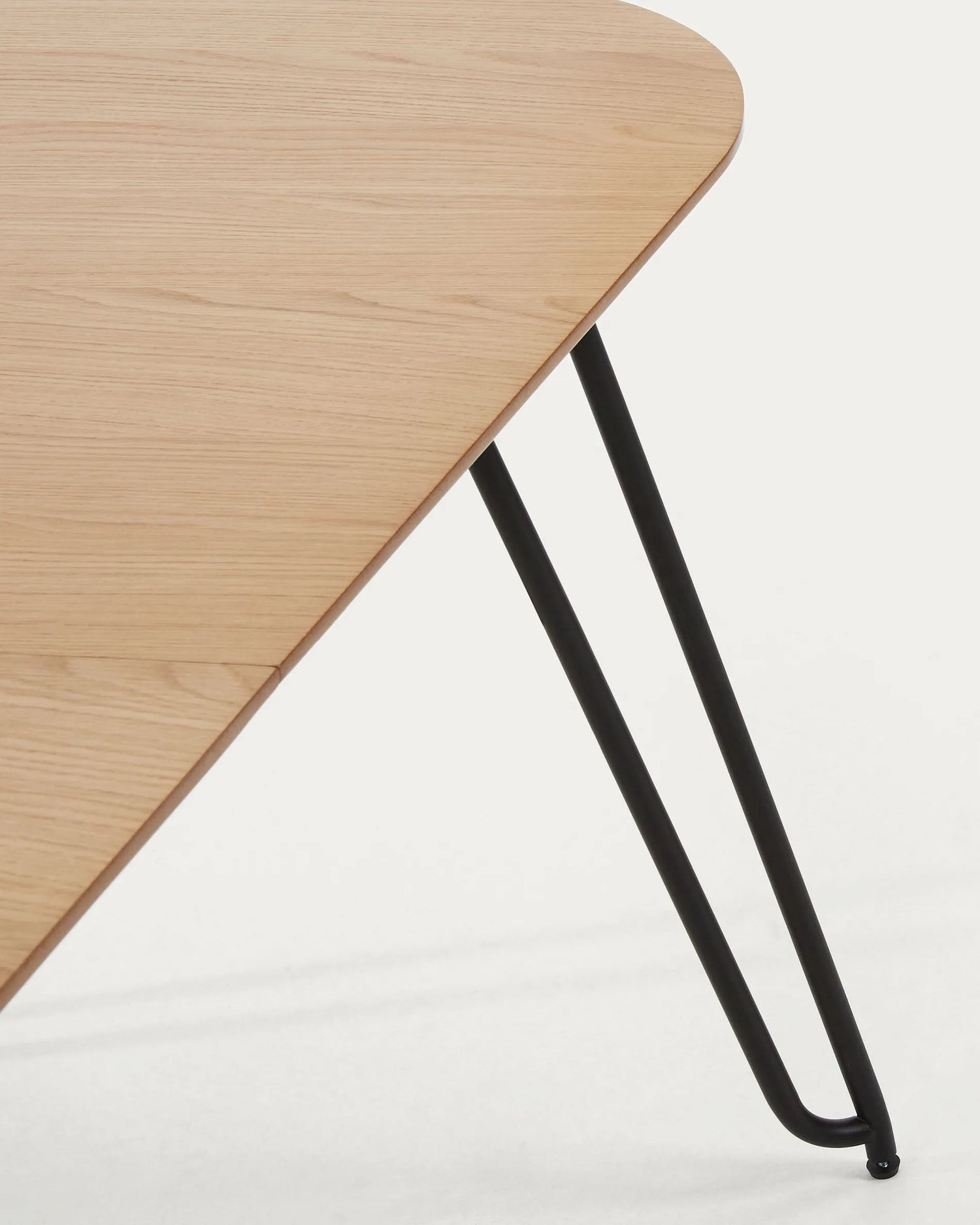 Novac ausziehbarer Tisch 170 (320) x 100 cm mit Eichenfurnier und schwarzen Stahlbeinen von Kave Home – Produktbild 2