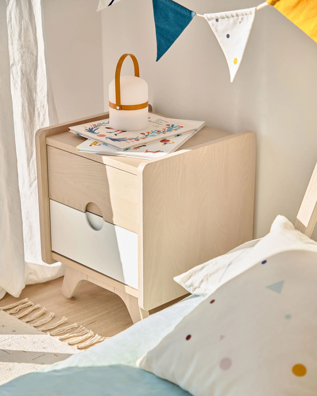 Nunila Nachttisch Eschenfurnier und Beine aus massivem Eschenholz 40 x 47 cm von Kave Home – Produktbild 2