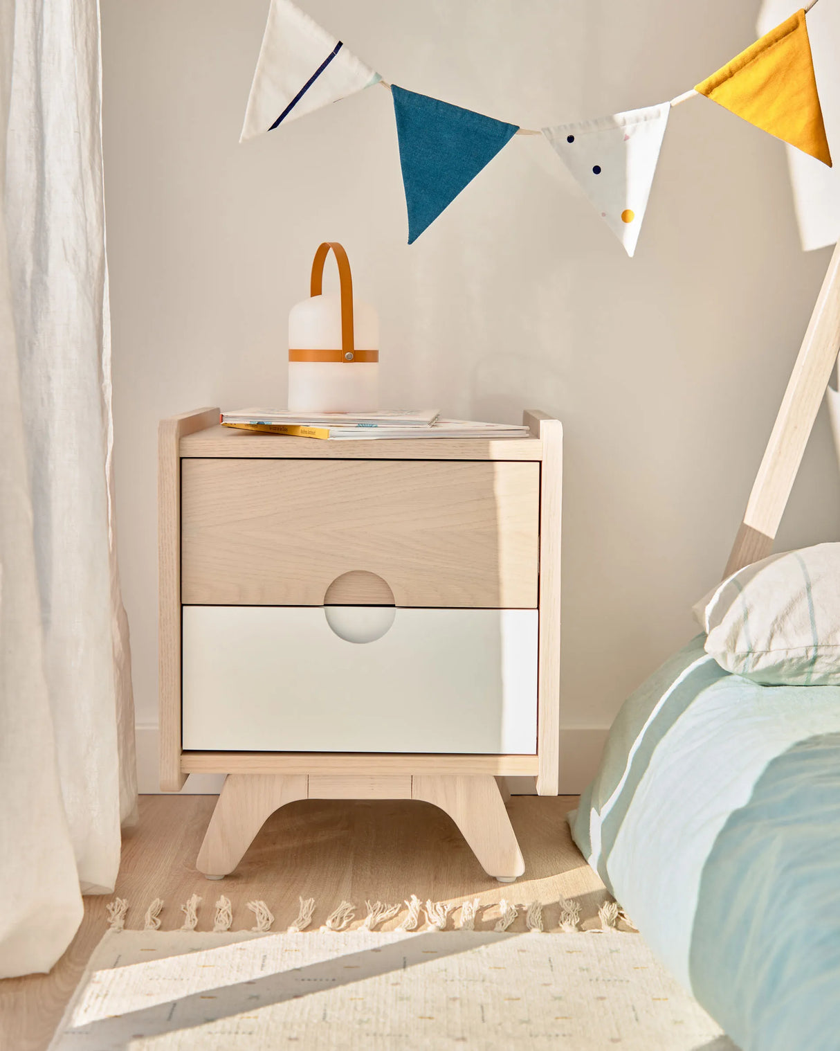 Nunila Nachttisch Eschenfurnier und Beine aus massivem Eschenholz 40 x 47 cm von Kave Home – Produktbild 3