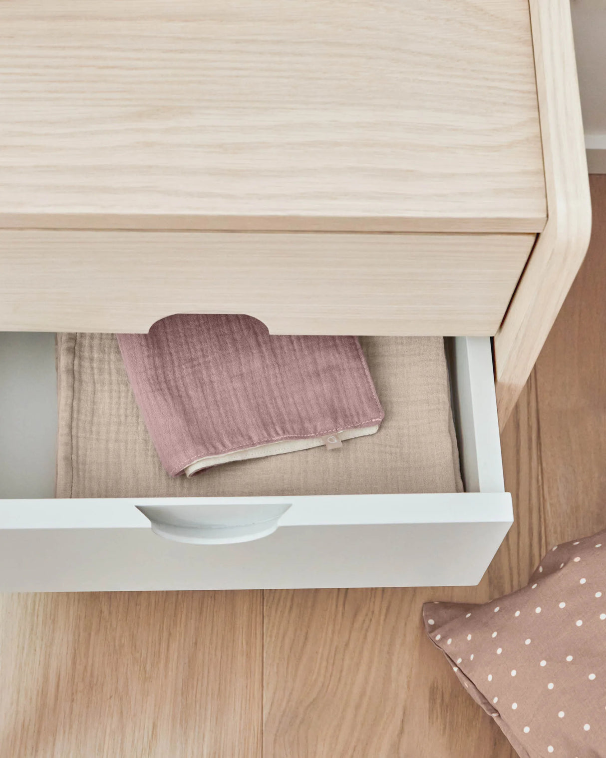 Nunila Nachttisch Eschenfurnier und Beine aus massivem Eschenholz 40 x 47 cm von Kave Home – Produktbild 4