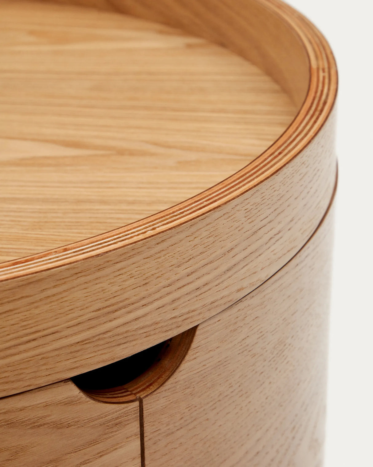 Octavia Nachttisch aus Eschenfurnier Ø 55 cm von Kave Home – Produktbild 1
