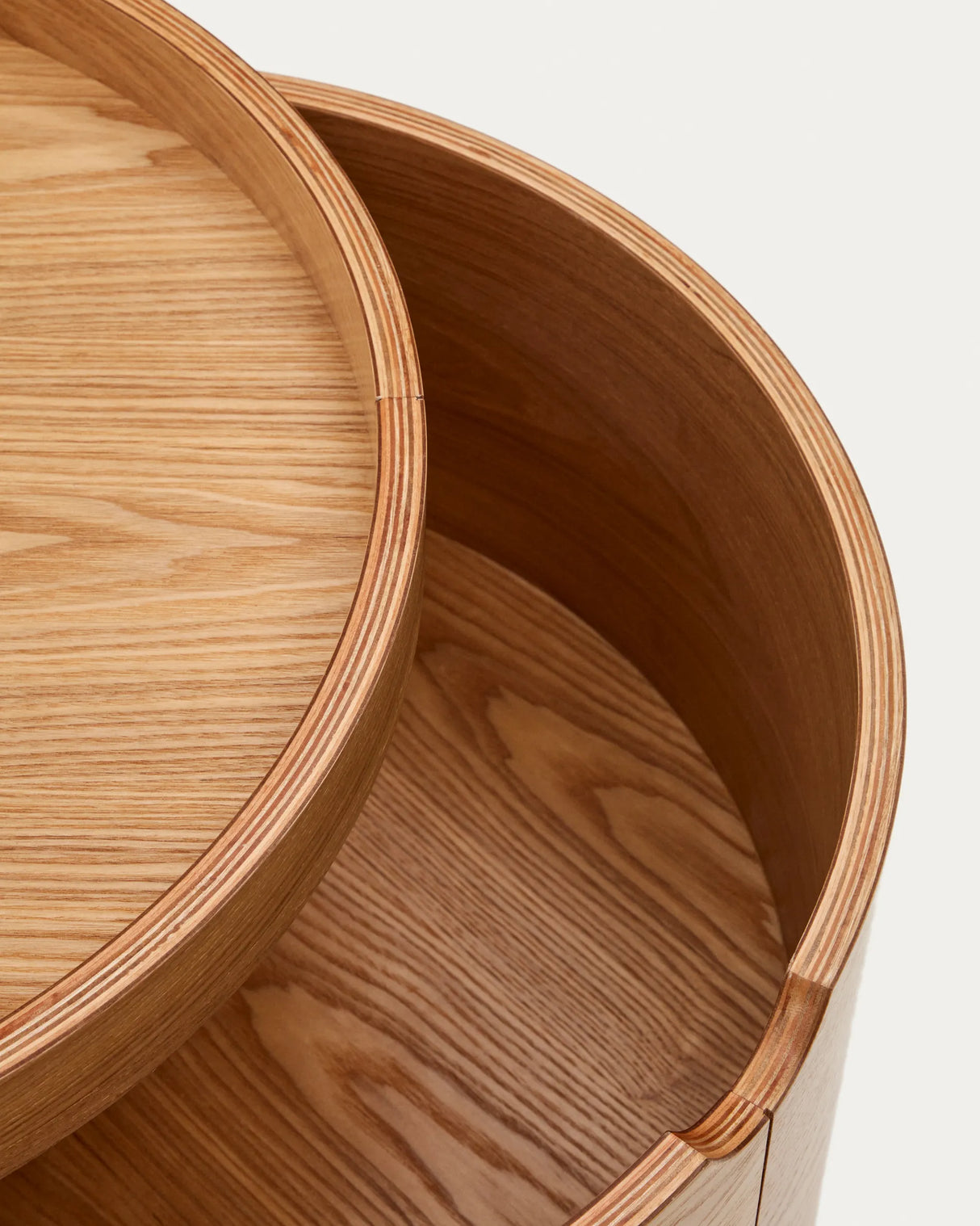 Octavia Nachttisch aus Eschenfurnier Ø 55 cm von Kave Home – Produktbild 10