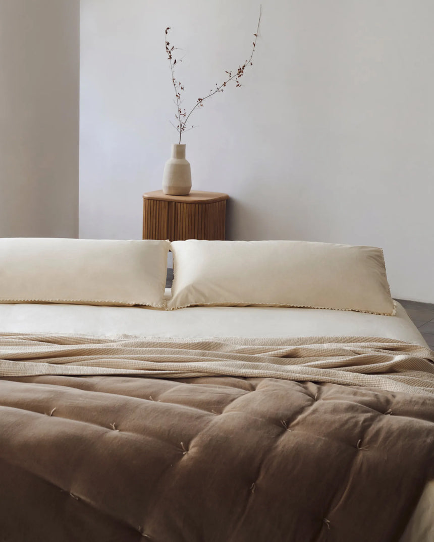 Ofelia Bettgestell mit abnehmbarem Bezug, beige, mit Füßen aus massivem Buchenholz für Matratze 160 x 200 cm von Kave Home – Produktbild 6