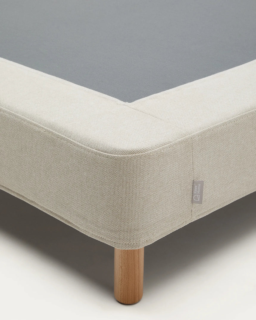 Ofelia Bettgestell mit abnehmbarem Bezug, beige, mit Füßen aus massivem Buchenholz für Matratze 180 x 200 cm FSC Mix Credit von Kave Home – Produktbild 1