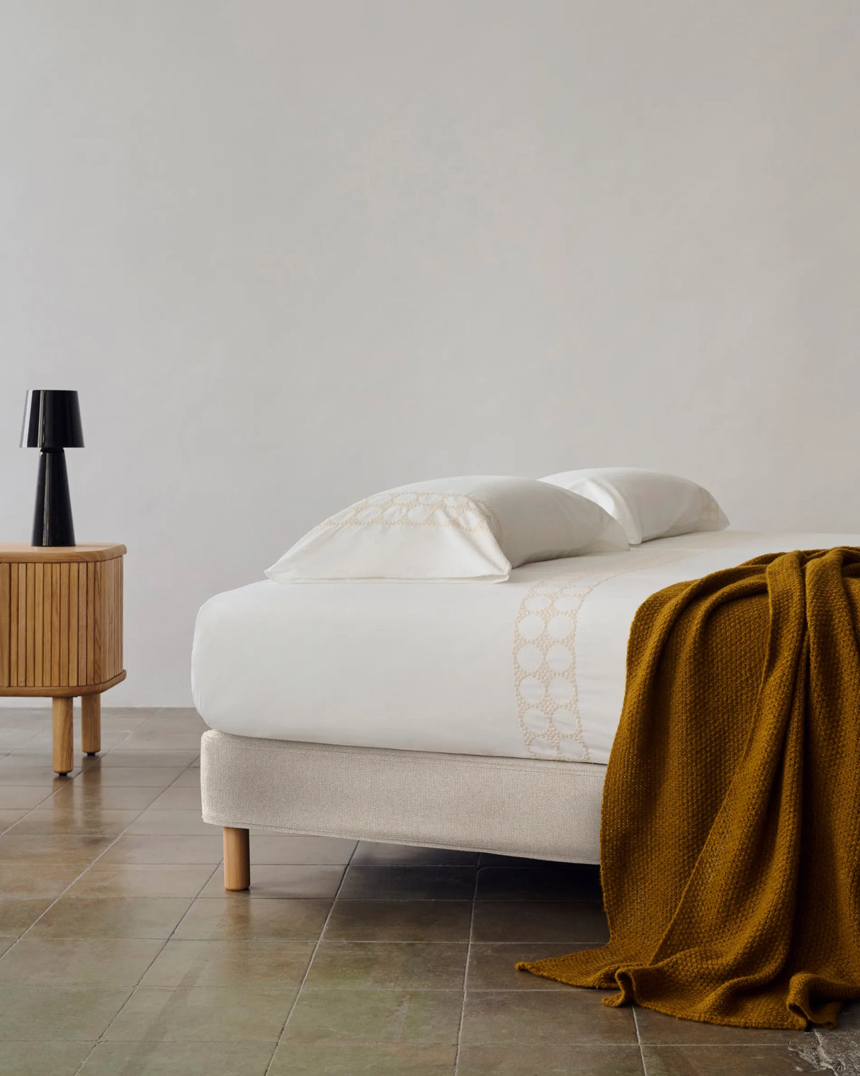 Ofelia Bettgestell mit abnehmbarem Bezug, beige, mit Füßen aus massivem Buchenholz für Matratze 180 x 200 cm FSC Mix Credit von Kave Home – Produktbild 6