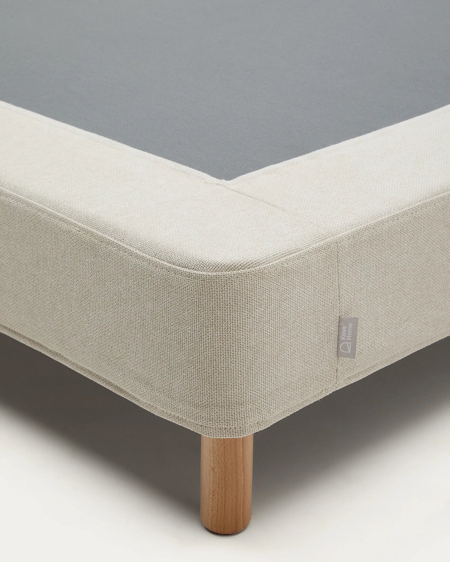 Ofelia Bettgestell mit abnehmbarem Bezug, beige, mit Füßen aus massivem Buchenholz für Matratze 90 x 200 cm FSC Mix Credit von Kave Home – Produktbild 1