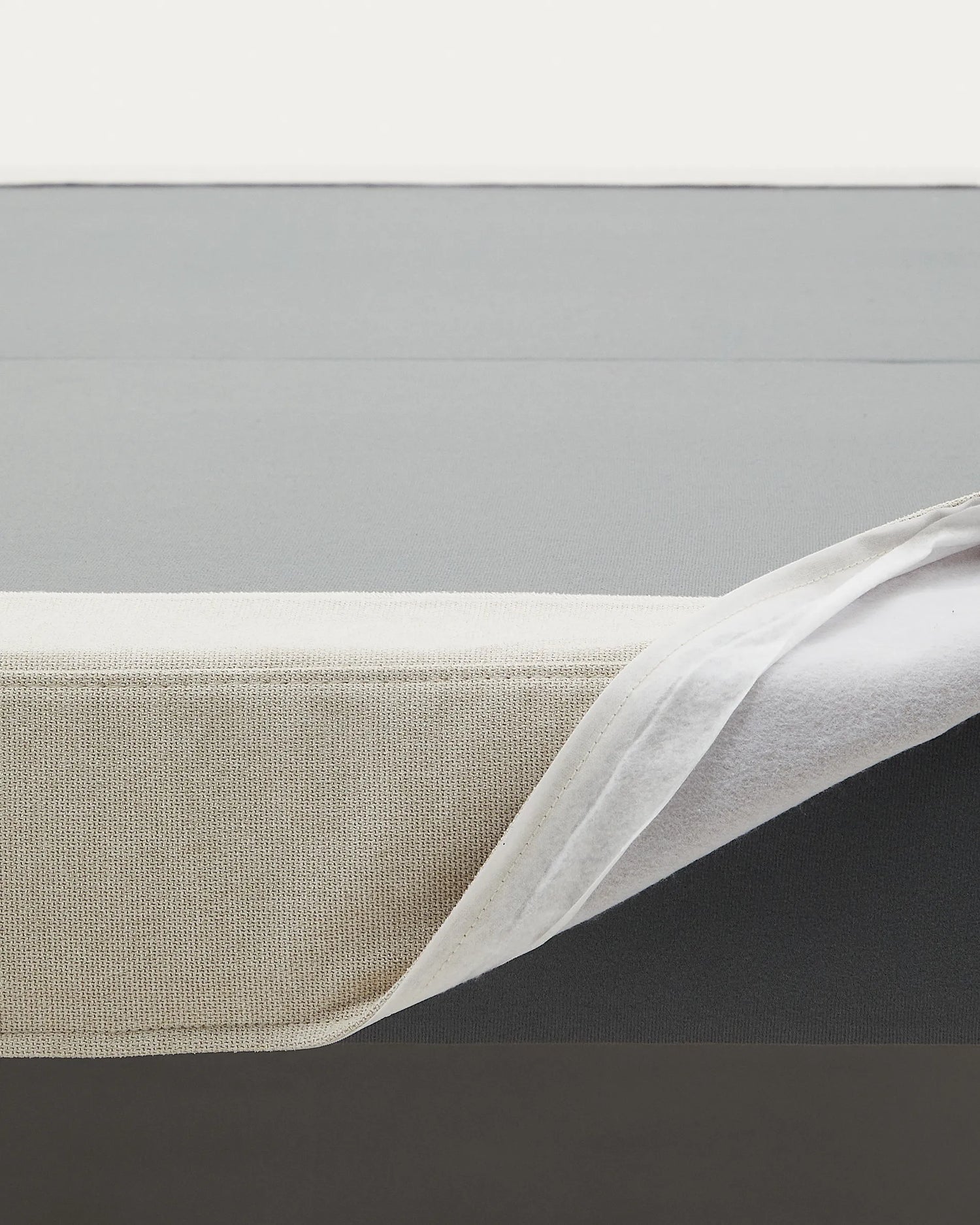 Ofelia Bettgestell mit abnehmbarem Bezug, beige, mit Füßen aus massivem Buchenholz für Matratze 90 x 200 cm FSC Mix Credit von Kave Home – Produktbild 4
