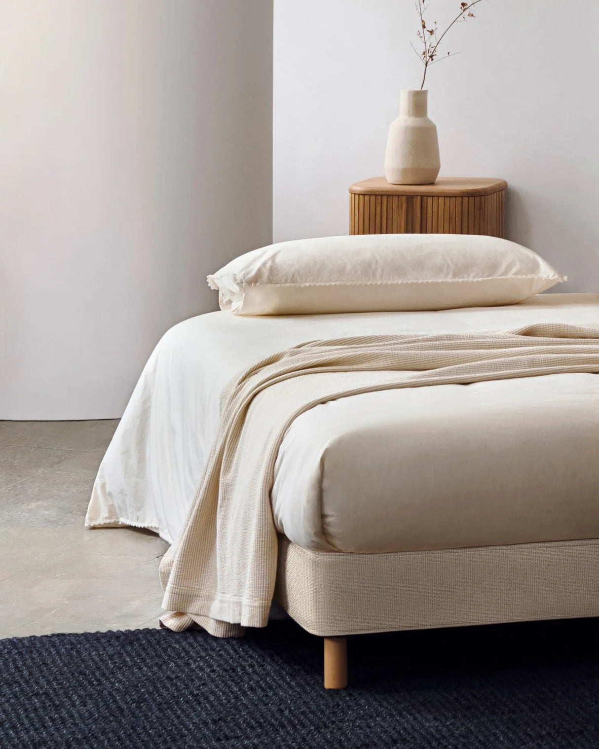 Ofelia Bettgestell mit abnehmbarem Bezug, beige, mit Füßen aus massivem Buchenholz für Matratze 90 x 200 cm FSC Mix Credit von Kave Home – Produktbild 6