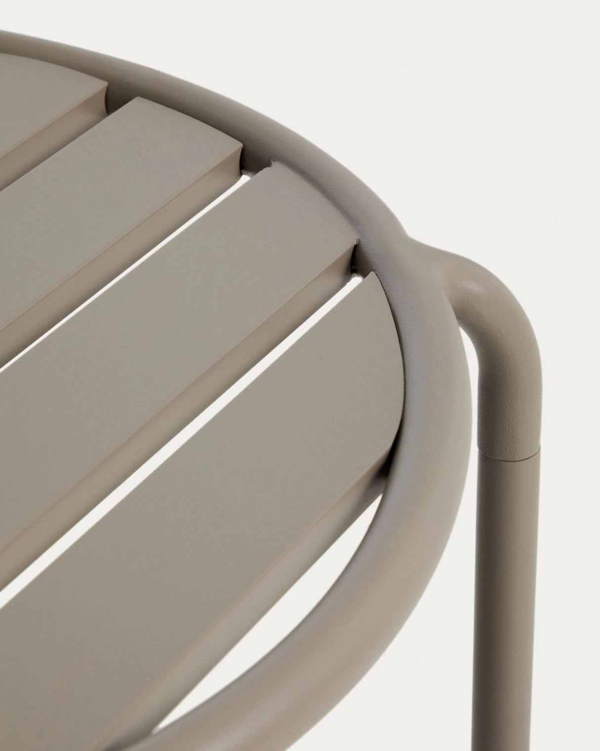 Outdoor-Beistelltisch Joncols aus Aluminium mit taupefarbener Lackierung, Ø 60 cm von Kave Home – Bild 6