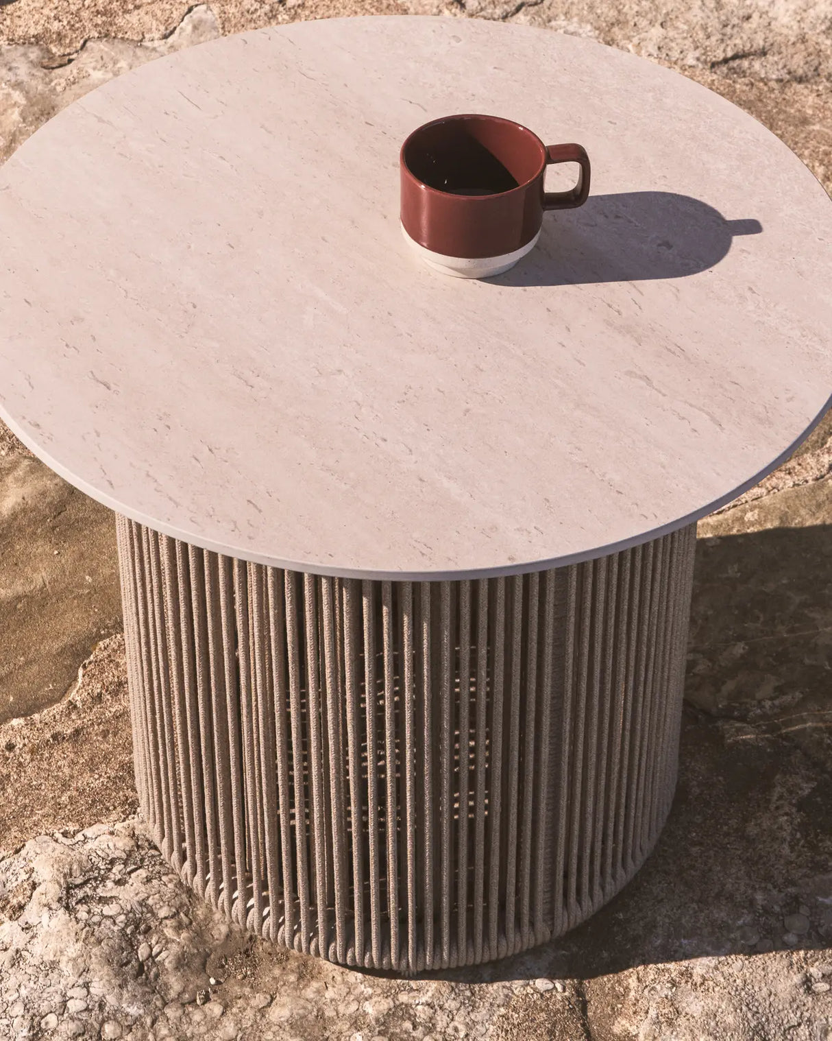 Outdoor-Beistelltisch Orosei aus Aluminium und écrufarbenem Seil Ø 55 cm von Kave Home – Bild 2