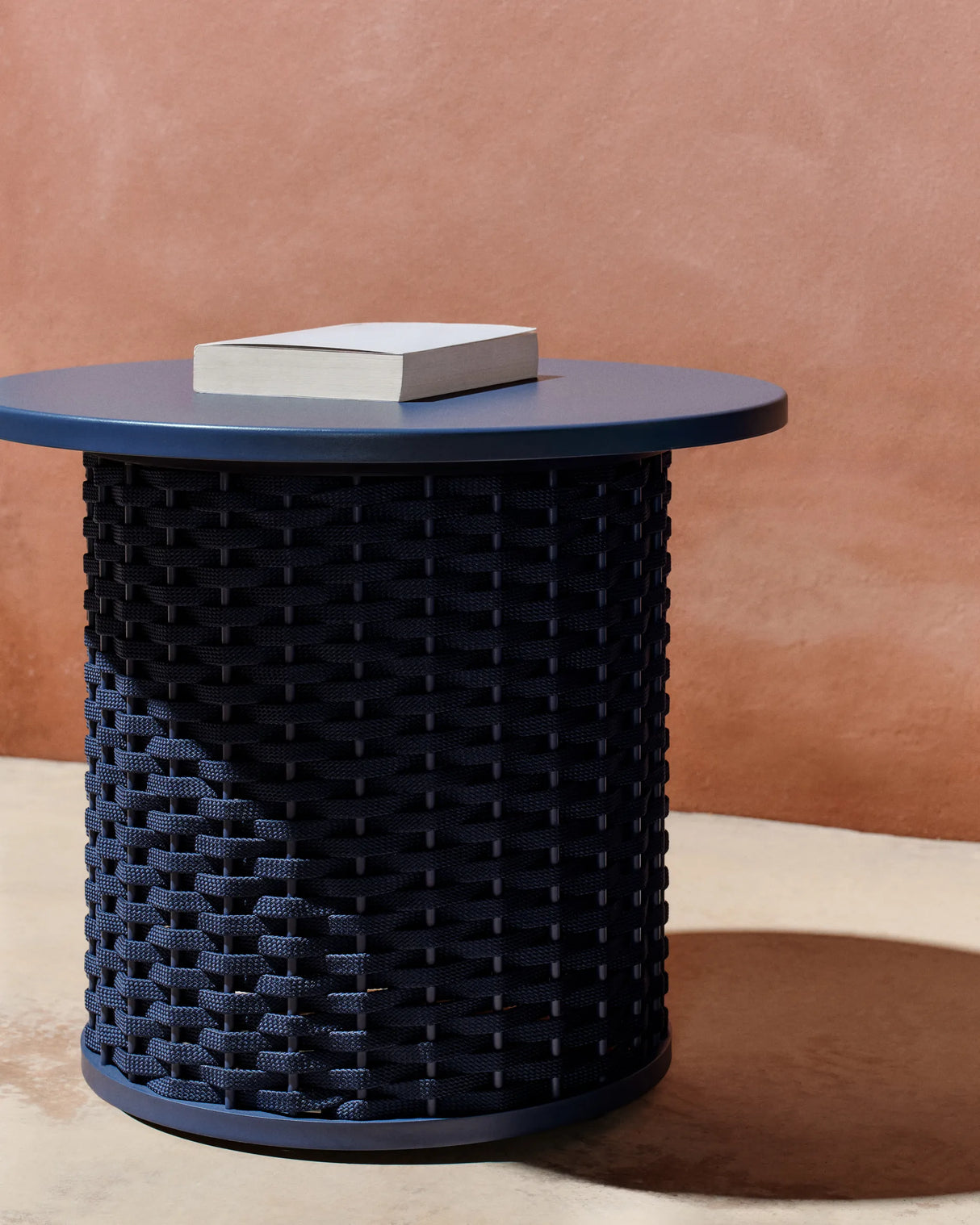 Outdoor-Beistelltisch Sedalis aus Aluminium und blauem Seil Ø50 cm von Kave Home – Produktbild 6