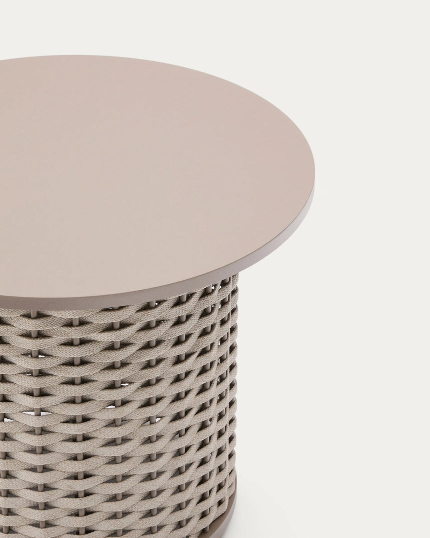 Outdoor-Beistelltisch Sedalis aus Aluminium und taupefarbenem Seil Ø50 cm von Kave Home – Produktbild 2