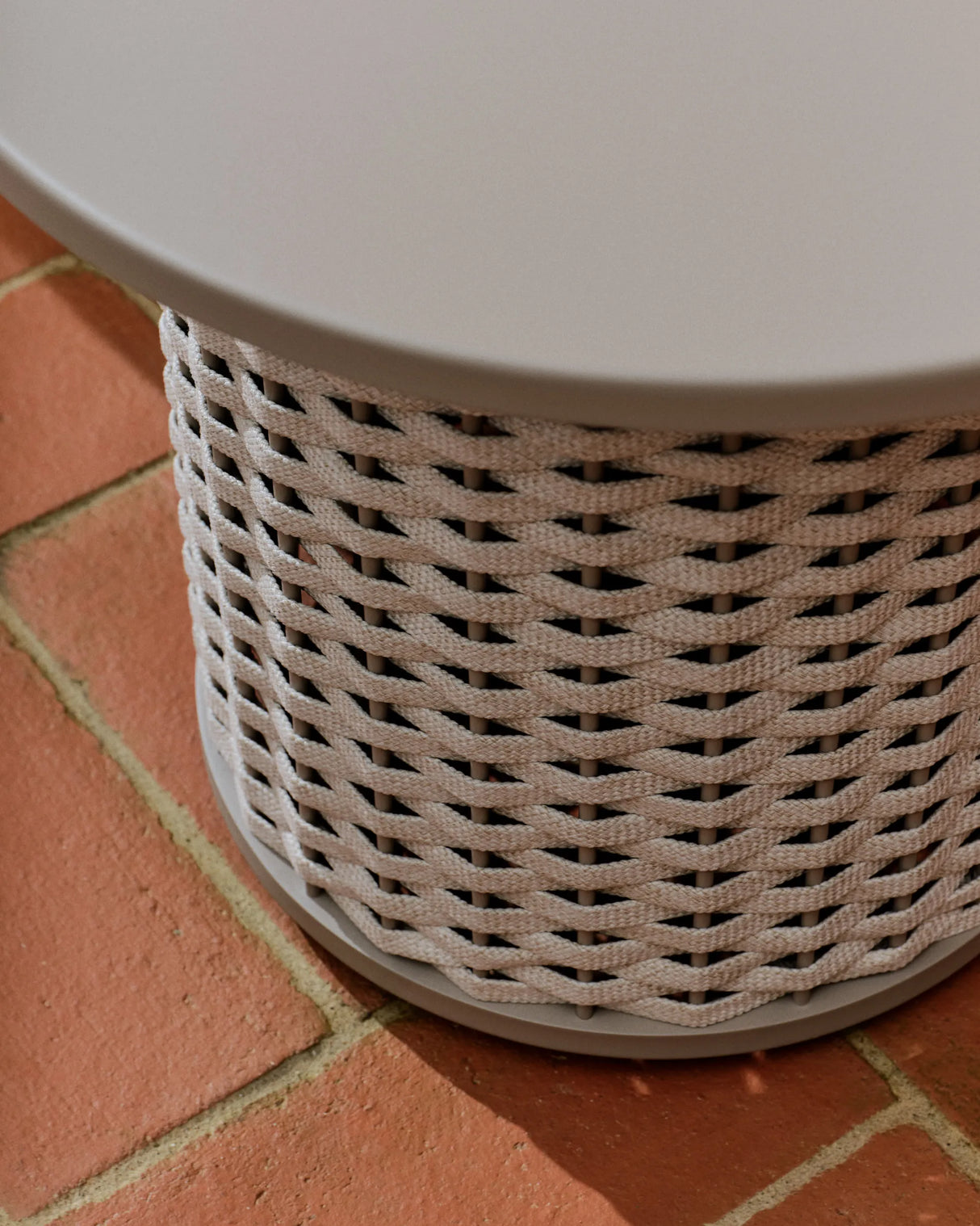 Outdoor-Beistelltisch Sedalis aus Aluminium und taupefarbenem Seil Ø50 cm von Kave Home – Produktbild 6