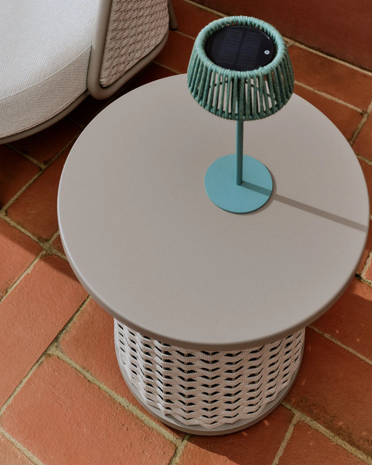 Outdoor-Beistelltisch Sedalis aus Aluminium und taupefarbenem Seil Ø50 cm von Kave Home – Produktbild 7