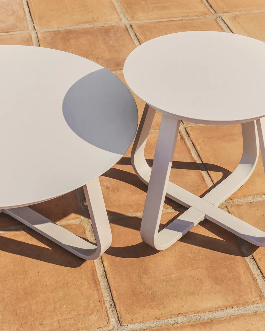 Outdoor Beistelltisch Tamaris aus ecrufarbenem Aluminium Ø 48 cm von Kave Home – Bild 2