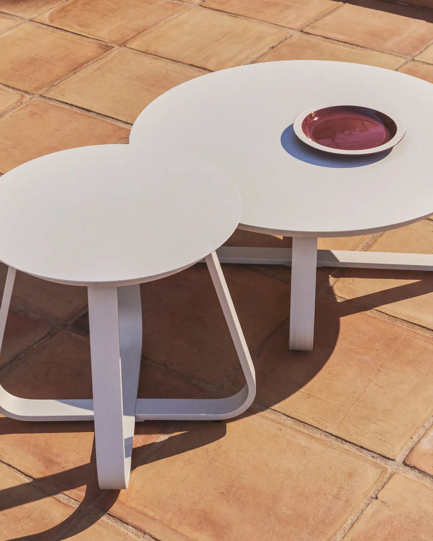 Outdoor Beistelltisch Tamaris aus ecrufarbenem Aluminium Ø 48 cm von Kave Home – Bild 3