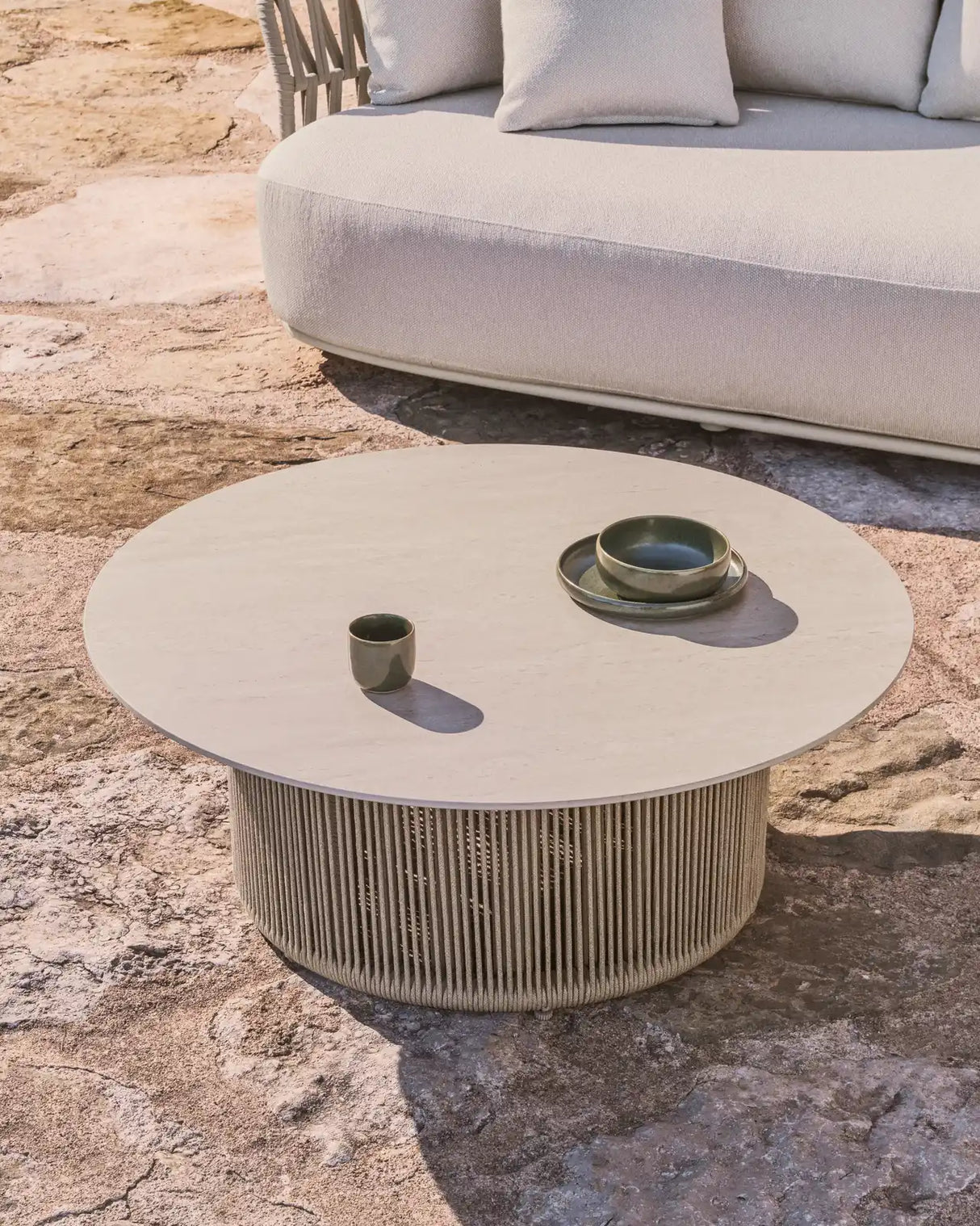 Outdoor-Couchtisch Orosei aus Sinterstein, Aluminium in Naturfarbe und beigem Seil Ø 90 cm von Kave Home – Bild 2