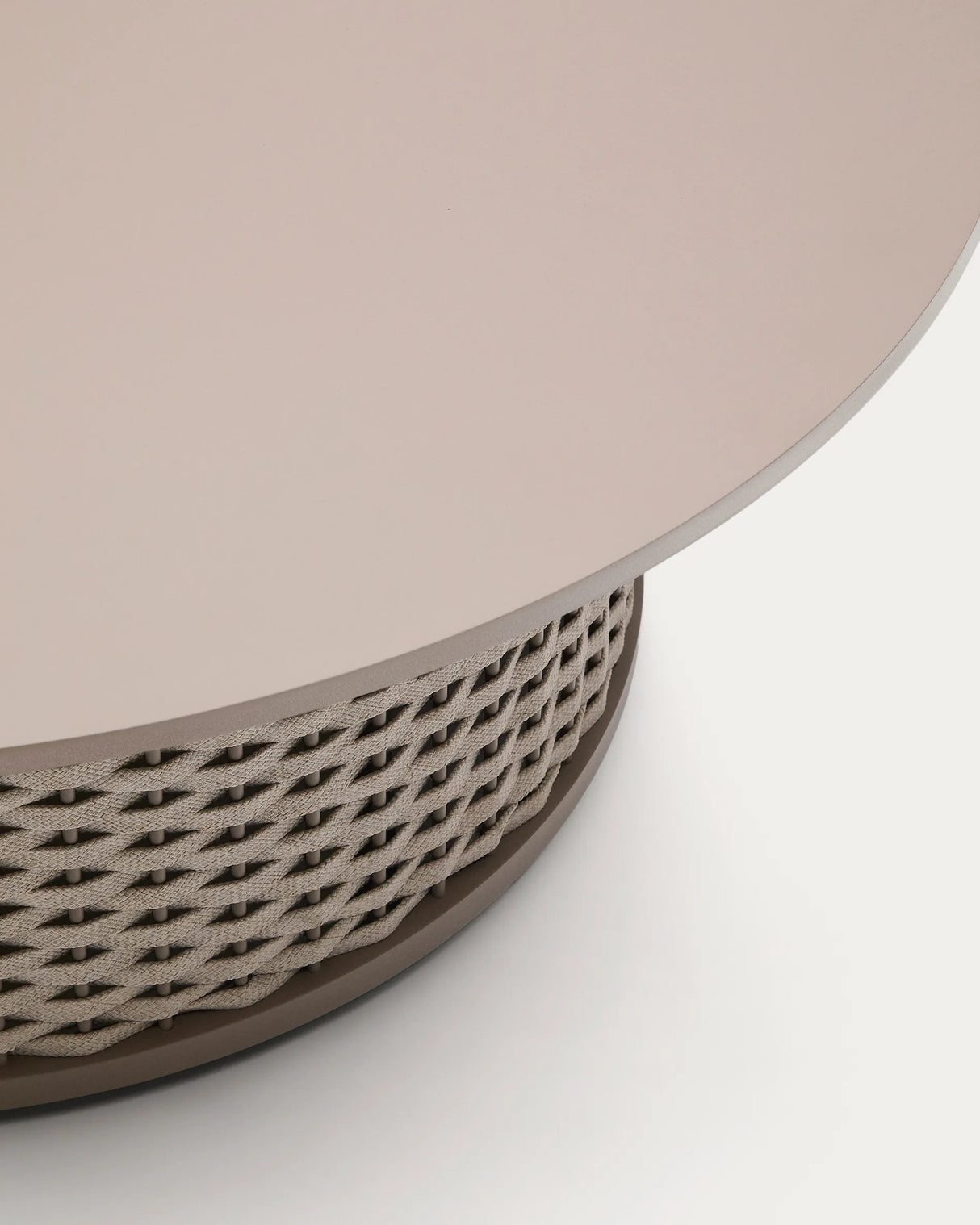 Outdoor-Couchtisch Sedalis aus Aluminium und taupefarbenem Seil Ø99 cm von Kave Home – Produktbild 2