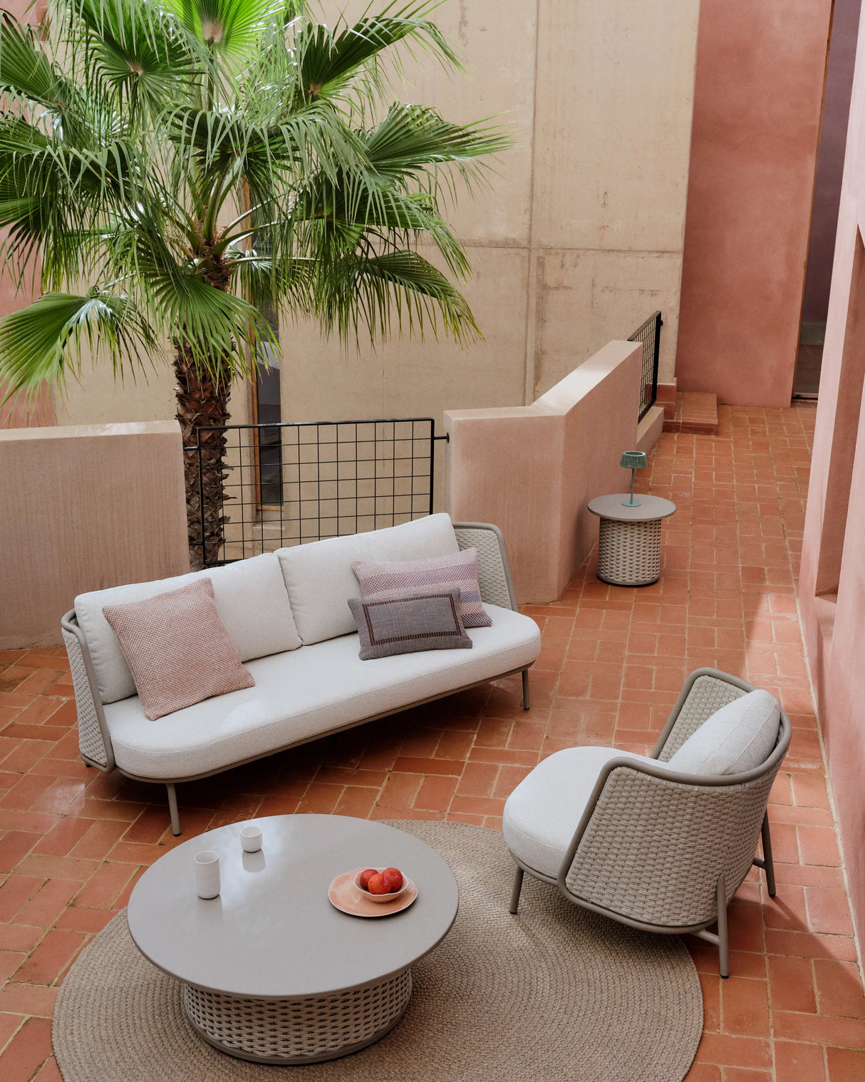 Outdoor-Couchtisch Sedalis aus Aluminium und taupefarbenem Seil Ø99 cm von Kave Home – Produktbild 4