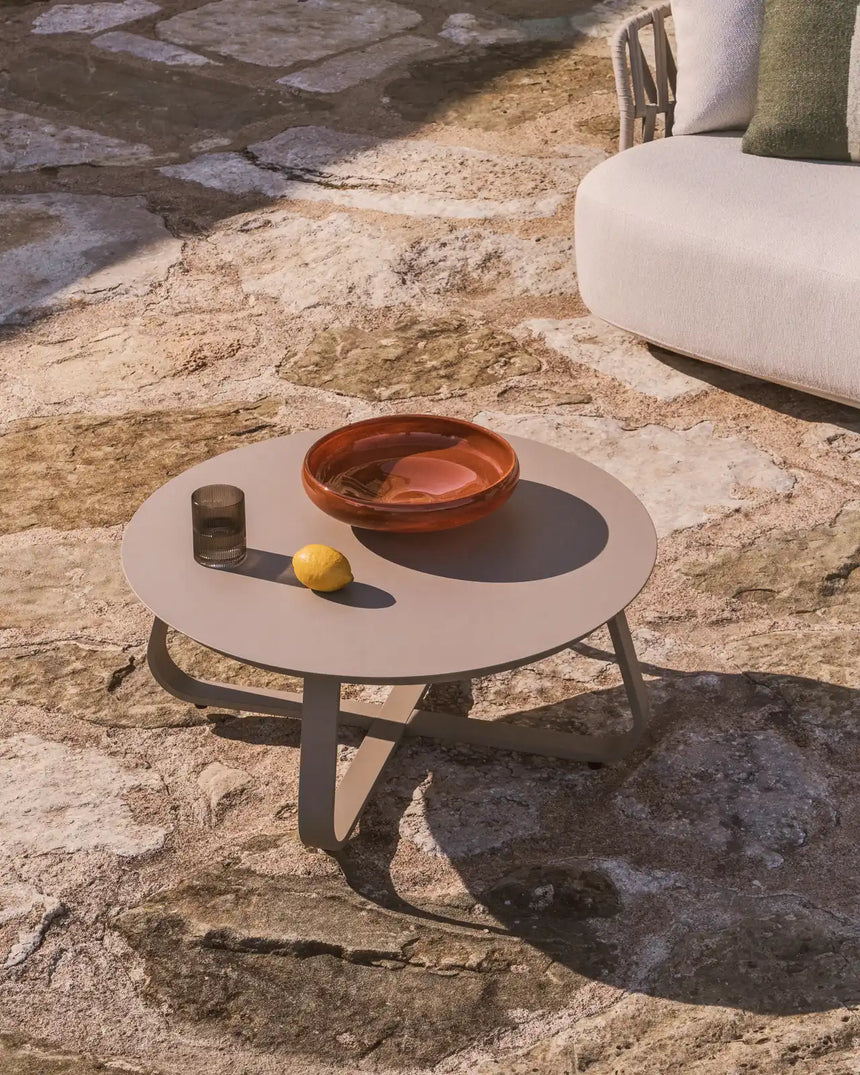 Outdoor Couchtisch Tamaris aus Aluminium in Taupe Ø 80 cm von Kave Home – Bild 2
