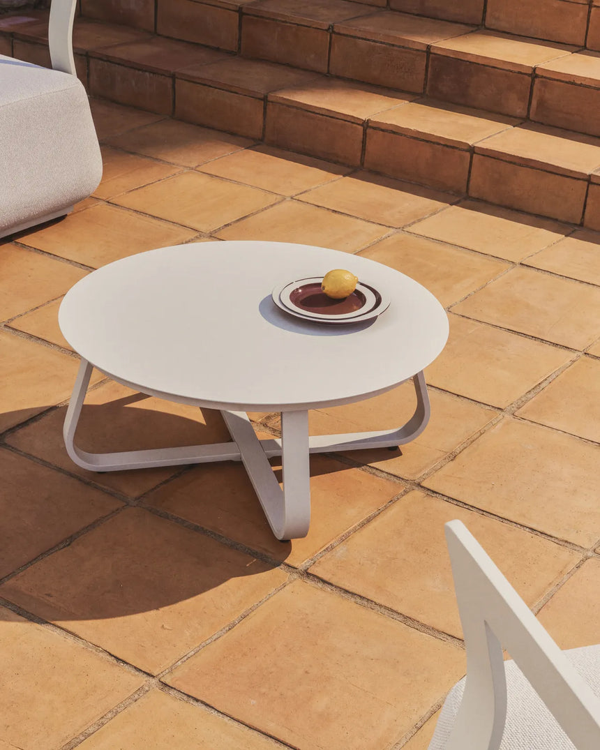 Outdoor Couchtisch Tamaris aus ecrufarbenem Aluminium Ø 80 cm von Kave Home – Bild 2