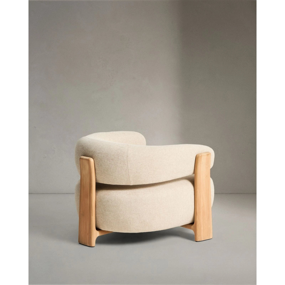 Outdoor-Sessel Granit in Beige mit Beinen aus massivem Teakholz mit naturfarbenem Finish, 100 % FSC von Kave Home – Bild 5