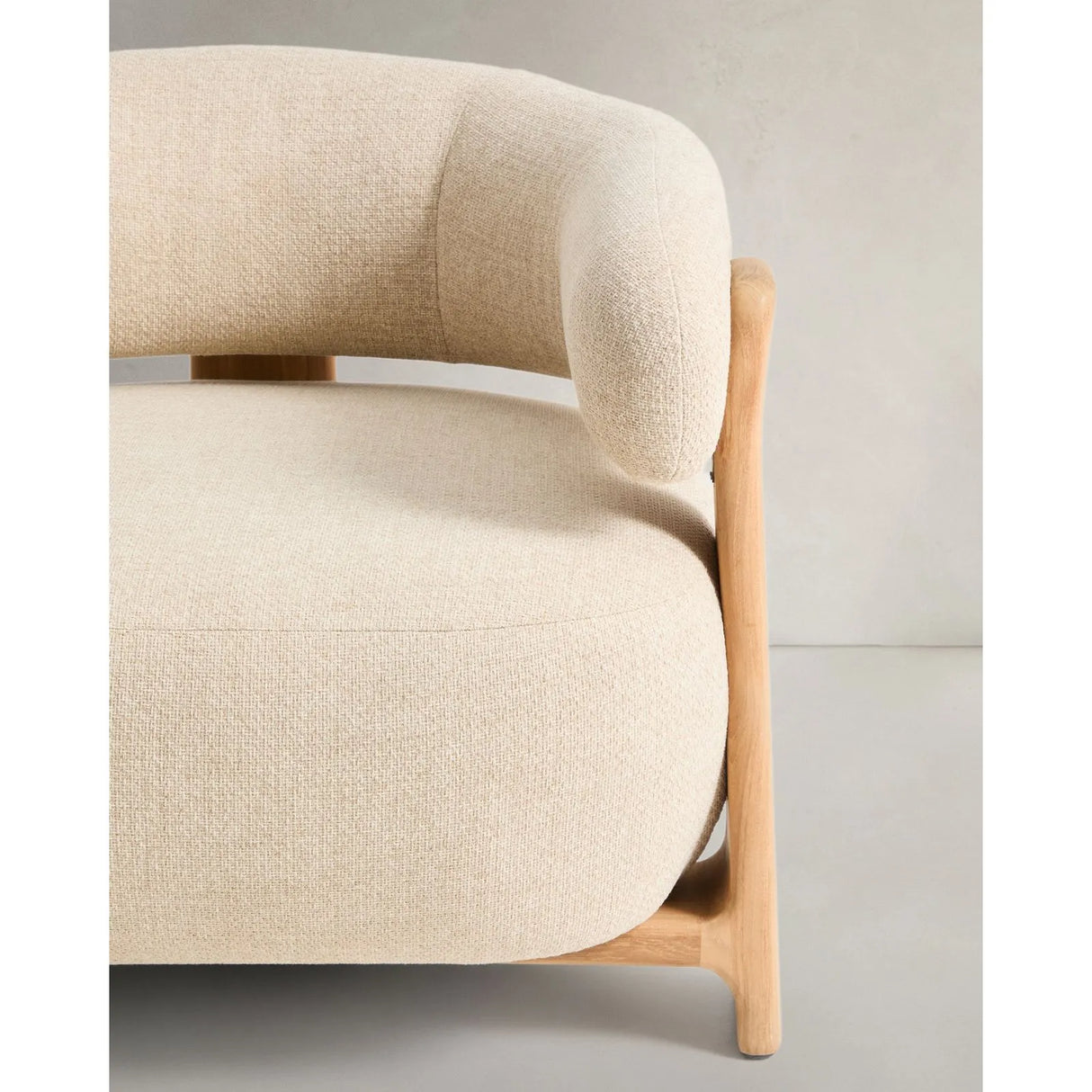 Outdoor-Sessel Granit in Beige mit Beinen aus massivem Teakholz mit naturfarbenem Finish, 100 % FSC von Kave Home – Bild 7