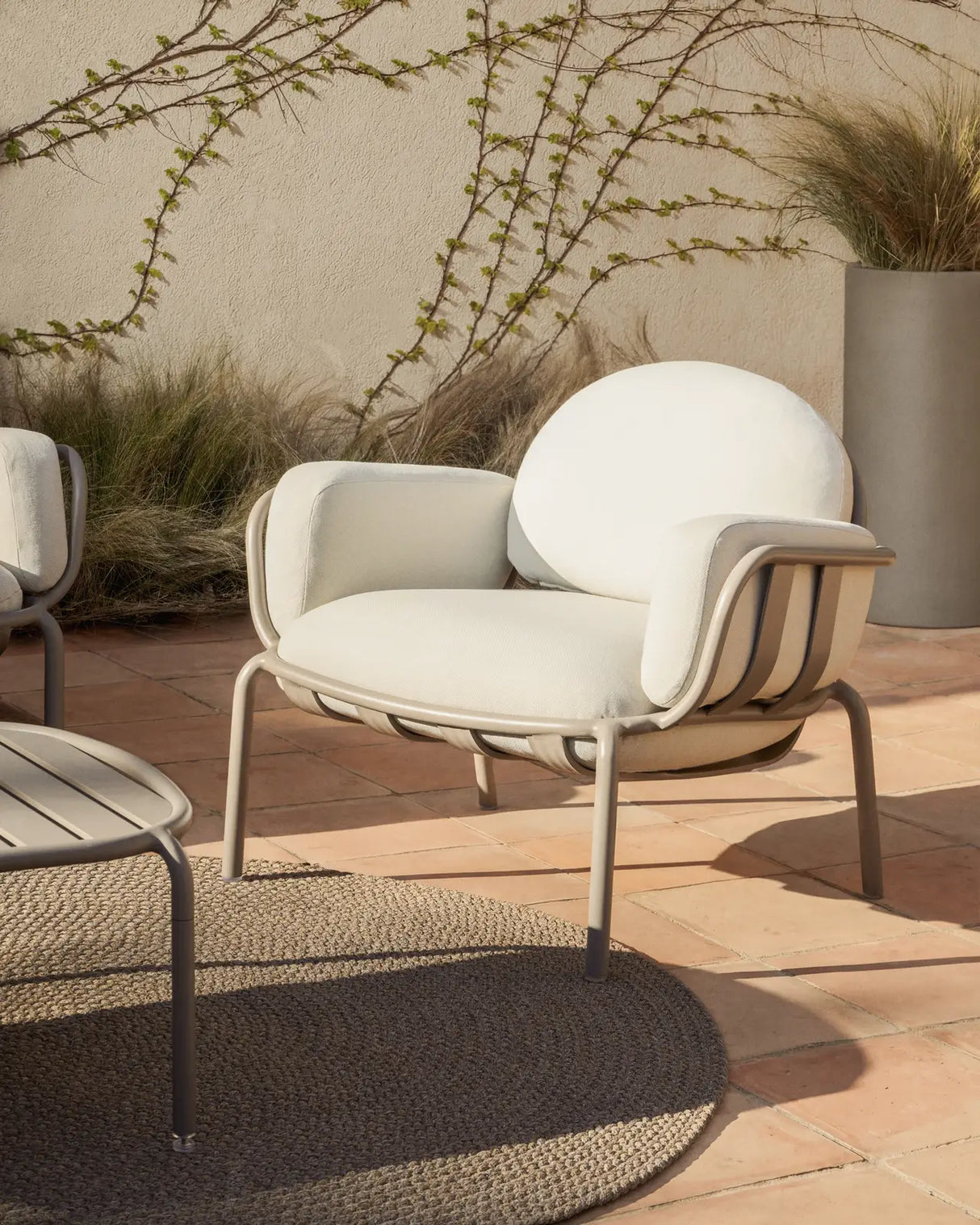 Outdoor-Sessel Joncols aus Aluminium mit taupefarbener Lackierung von Kave Home – Bild 2