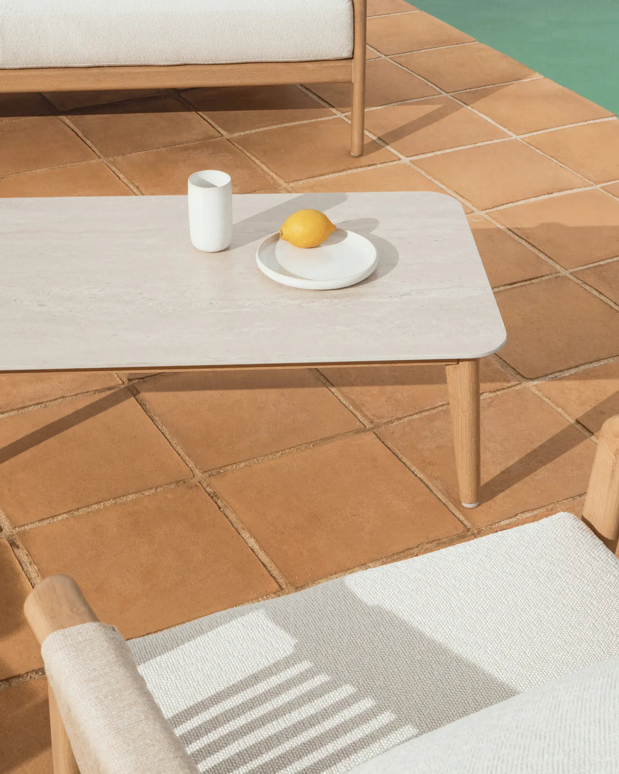 Outdoor-Set Sirte mit 3-Sitzer-Sofa, 2 Sesseln und Tisch aus Aluminium in Holzoptik und écrufarbenen Kissen von Kave Home – Bild 3