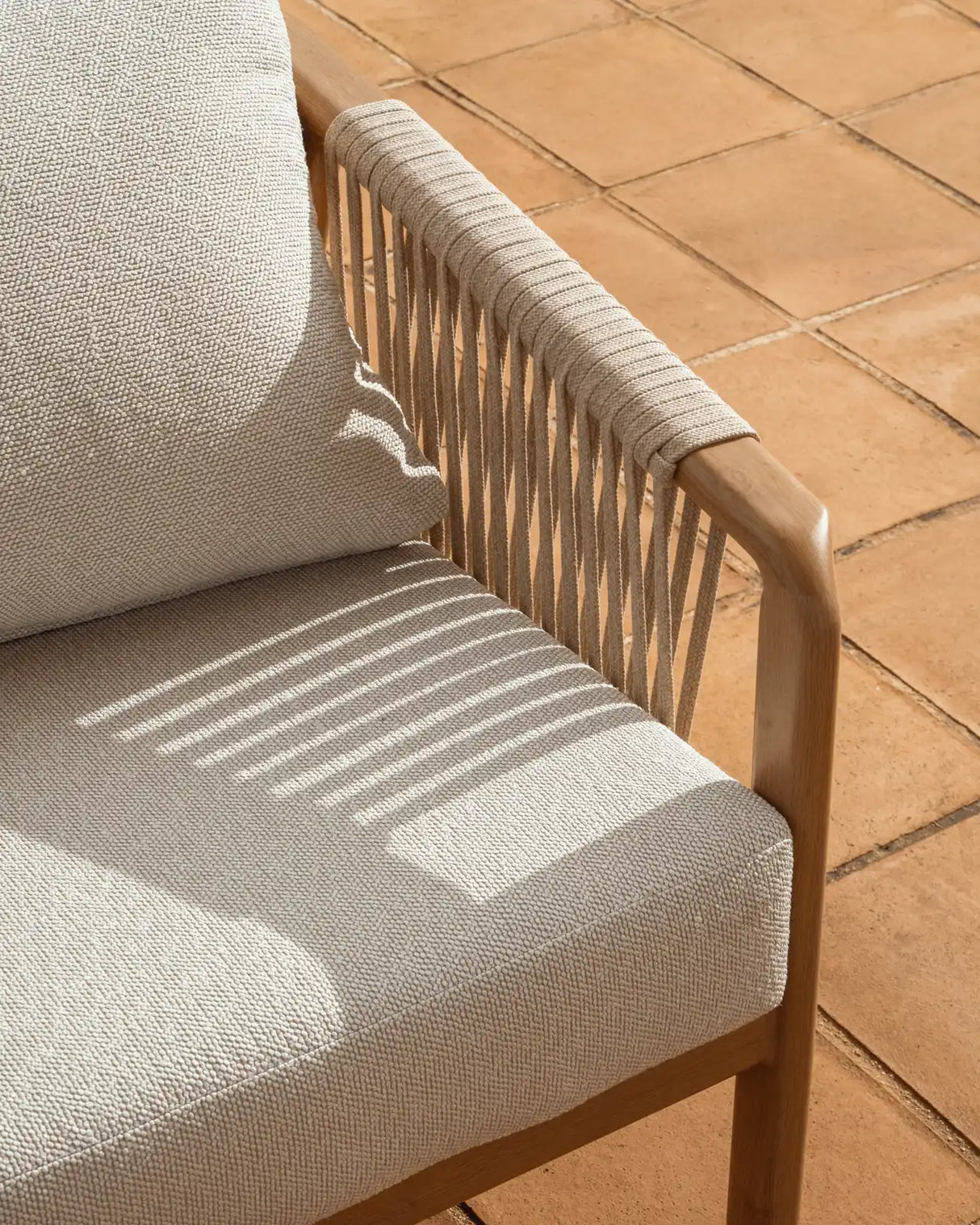 Outdoor-Set Sirte mit 3-Sitzer-Sofa, 2 Sesseln und Tisch aus Aluminium in Holzoptik und écrufarbenen Kissen von Kave Home – Bild 4