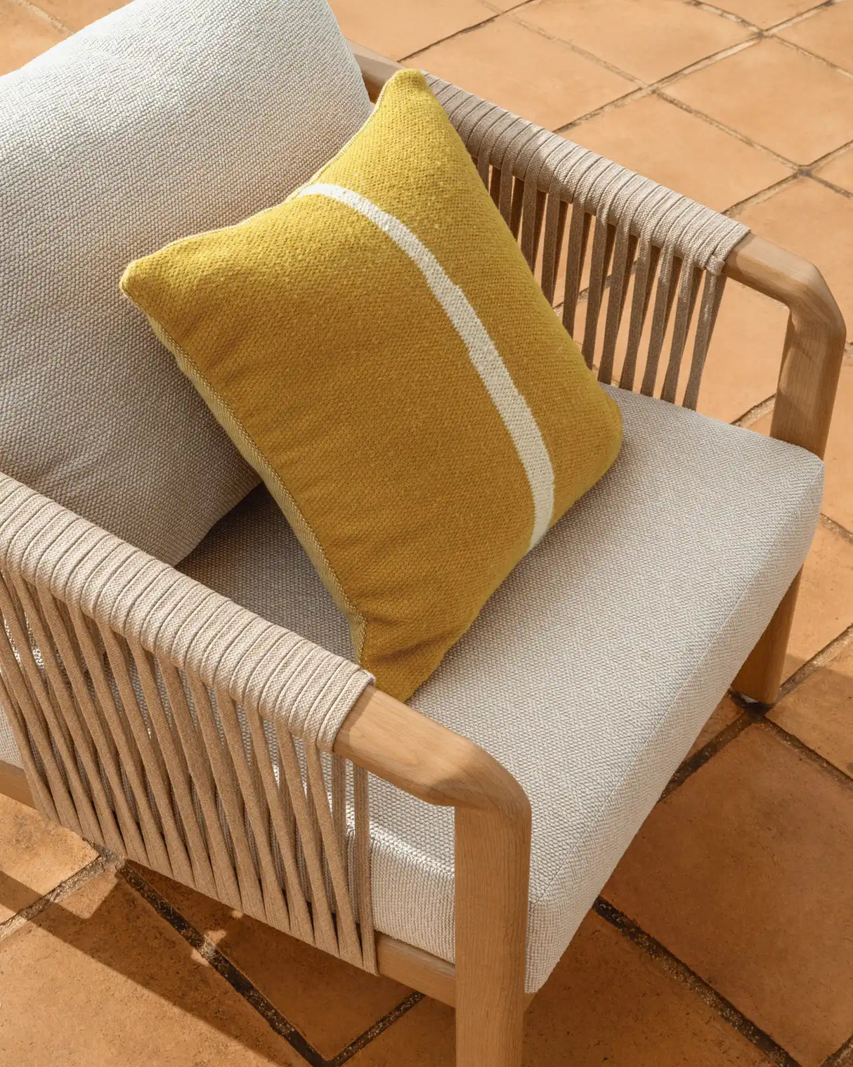 Outdoor-Set Sirte mit 3-Sitzer-Sofa, 2 Sesseln und Tisch aus Aluminium in Holzoptik und écrufarbenen Kissen von Kave Home – Bild 5