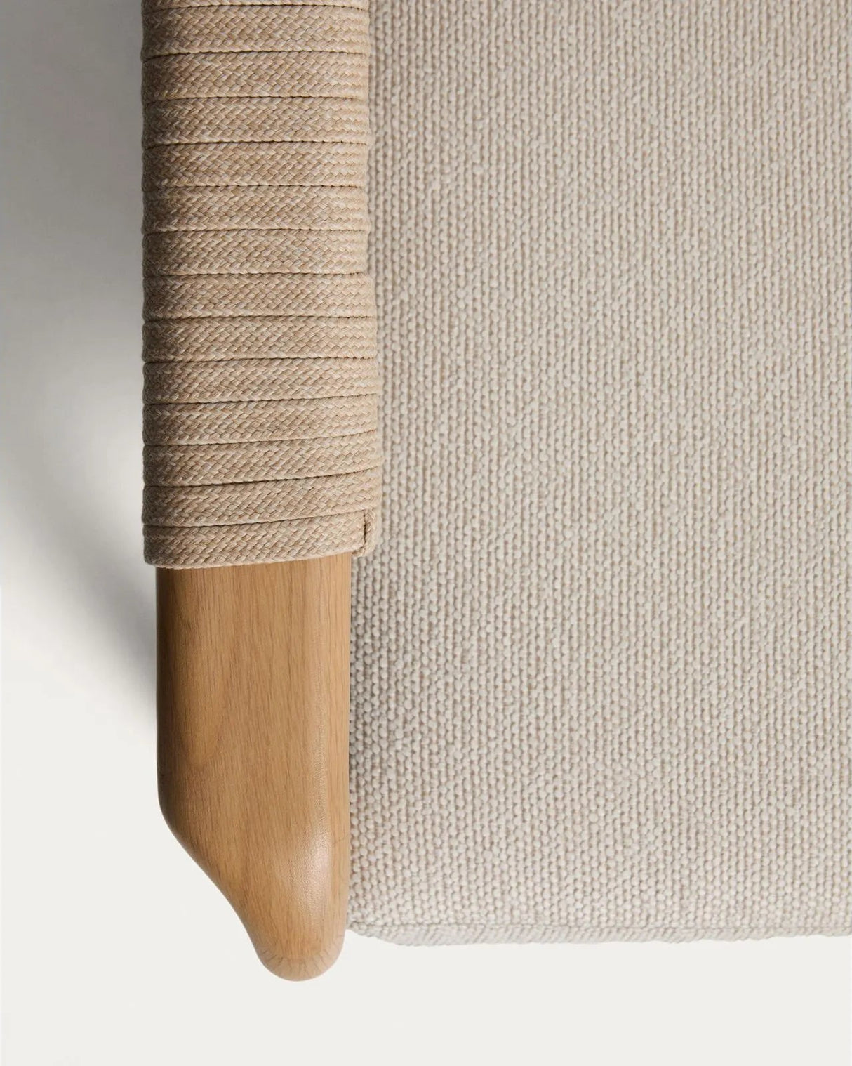 Outdoor-Set Sirte mit 3-Sitzer-Sofa, 2 Sesseln und Tisch aus Aluminium in Holzoptik und écrufarbenen Kissen von Kave Home – Bild 8