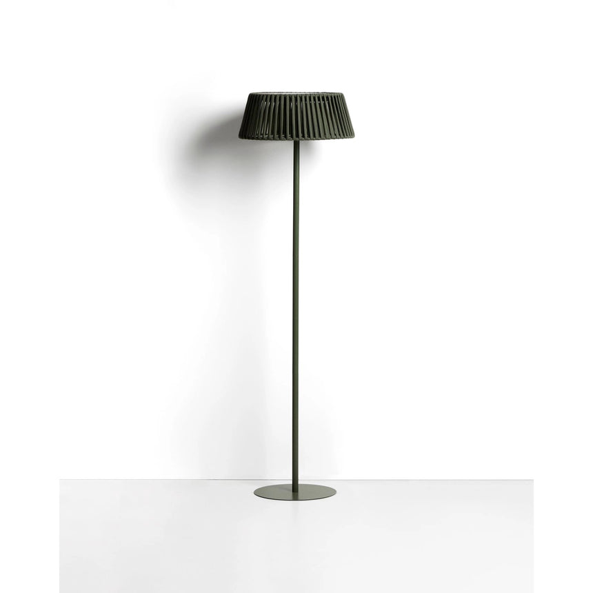 Outdoor-Solar-Stehlampe Aldet aus flachem Seil mit grünem Metallfuß, Ø 46 cm von Kave Home – Bild 1