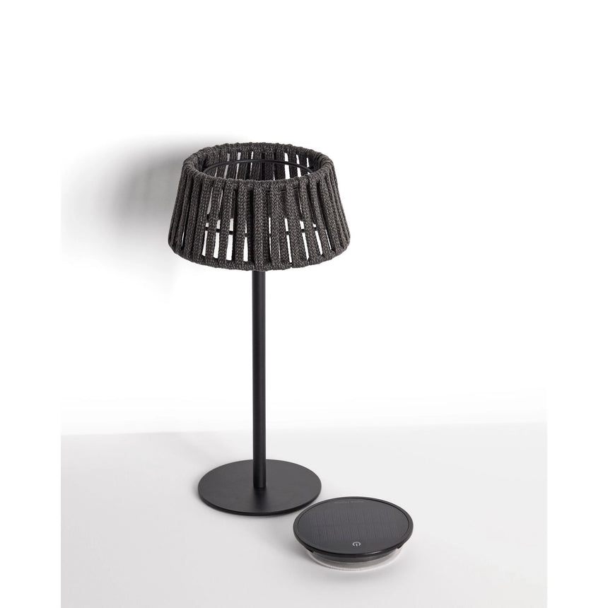 Outdoor-Solar-Tischlampe Aldet aus flachem Seil mit Metallfuß von Kave Home – Bild 6