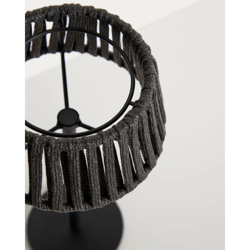 Outdoor-Solar-Tischlampe Aldet aus flachem Seil mit Metallfuß von Kave Home – Bild 8