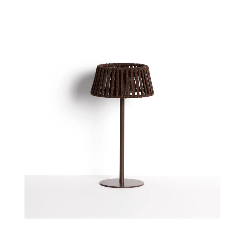 Outdoor-Solar-Tischlampe Aldet aus flachem Seil mit braunem Metallfuß von Kave Home – Bild 1
