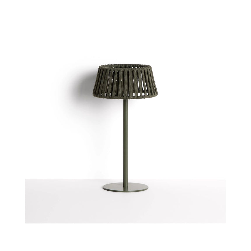 Outdoor-Solar-Tischlampe Aldet aus flachem Seil mit grünem Metallfuß von Kave Home – Bild 1