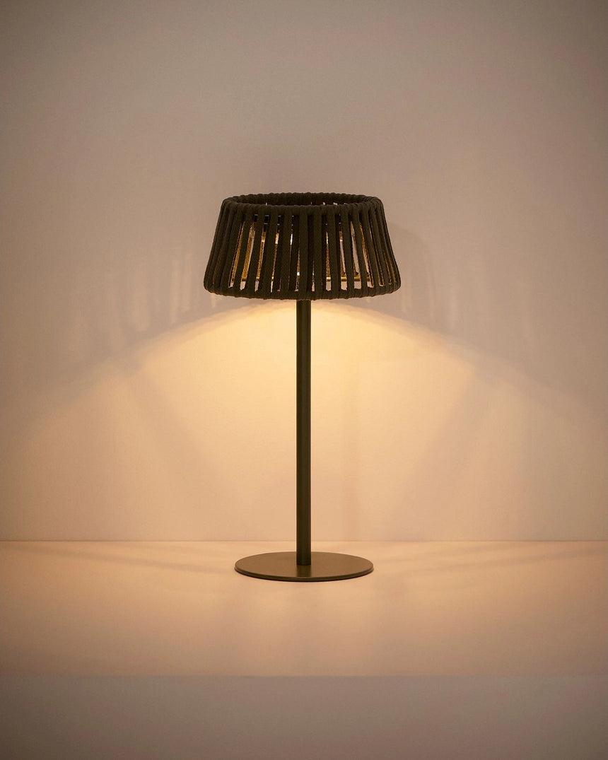 Outdoor-Solar-Tischlampe Aldet aus flachem Seil mit grünem Metallfuß von Kave Home – Bild 5